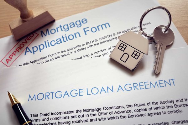 What are the key considerations for choosing between a fixed-rate and a variable-rate mortgage in the current UK market?